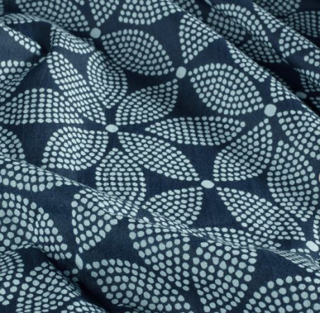 Leichter Voile Stoff aus Baumwolle mit floralem Muster und Batikdesign für sommerliche Bekleidung